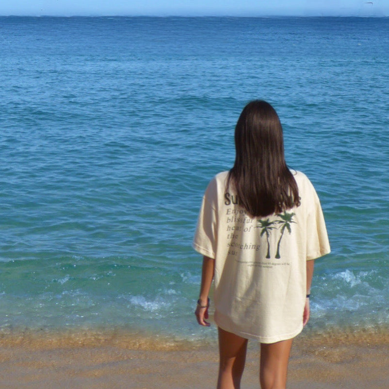 Camiseta oversized premium con temática de verano.